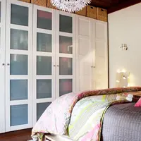 Cum te descurci cu spatiul pentru depozitare intr-un dormitor mic