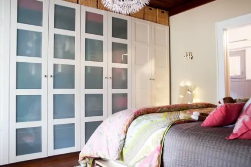 Cum te descurci cu spatiul pentru depozitare intr-un dormitor mic