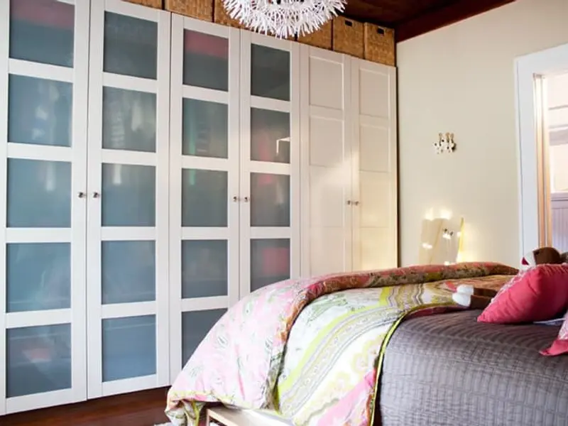 Cum te descurci cu spatiul pentru depozitare intr-un dormitor mic