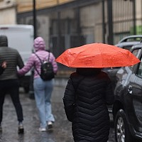 Vremea se răcește puternic în toată țara și vin ploile. Ninsori la munte. Prognoza ANM până pe 2 mai