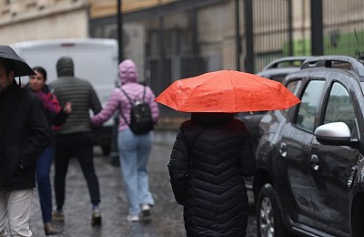 Vremea se răcește puternic în toată țara și vin ploile. Ninsori la munte. Prognoza ANM până pe 2 mai