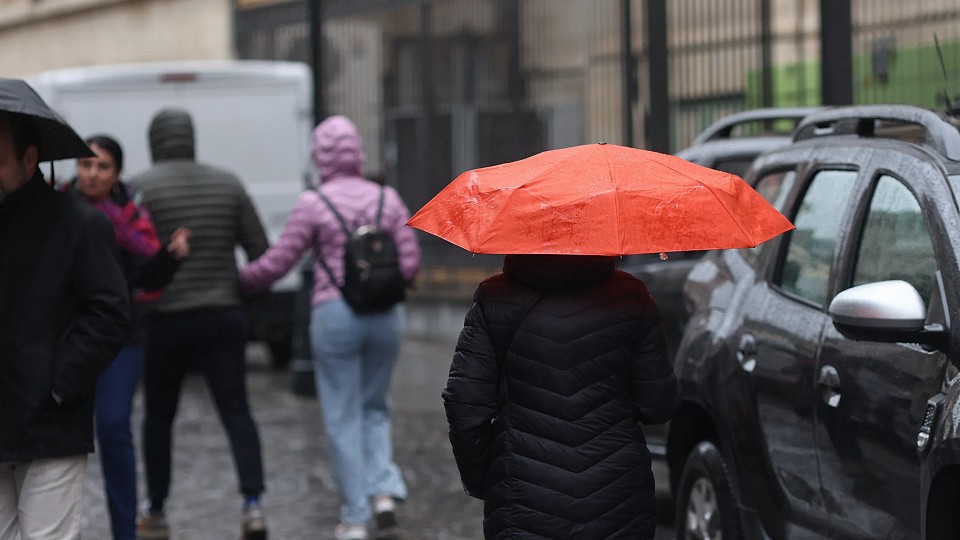 Vremea se răcește puternic în toată țara și vin ploile. Ninsori la munte. Prognoza ANM până pe 2 mai