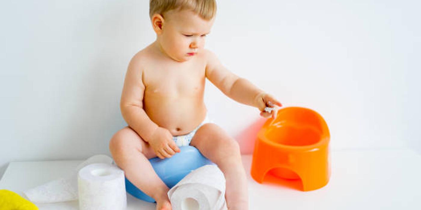 Trucuri simple pentru a învăța copilul să respecte regulile de igienă când folosește olița