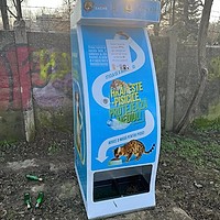 Premiera PET pentru PET în București: Stații de hrănire pentru pisicile străzii, în schimbul sticlelor reciclabile