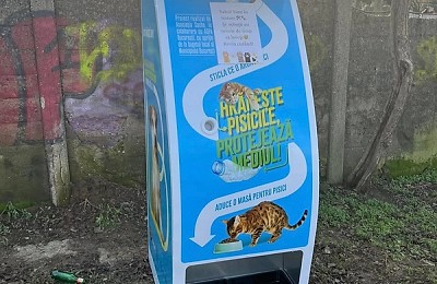 Premiera PET pentru PET în București: Stații de hrănire pentru pisicile străzii, în schimbul sticlelor reciclabile