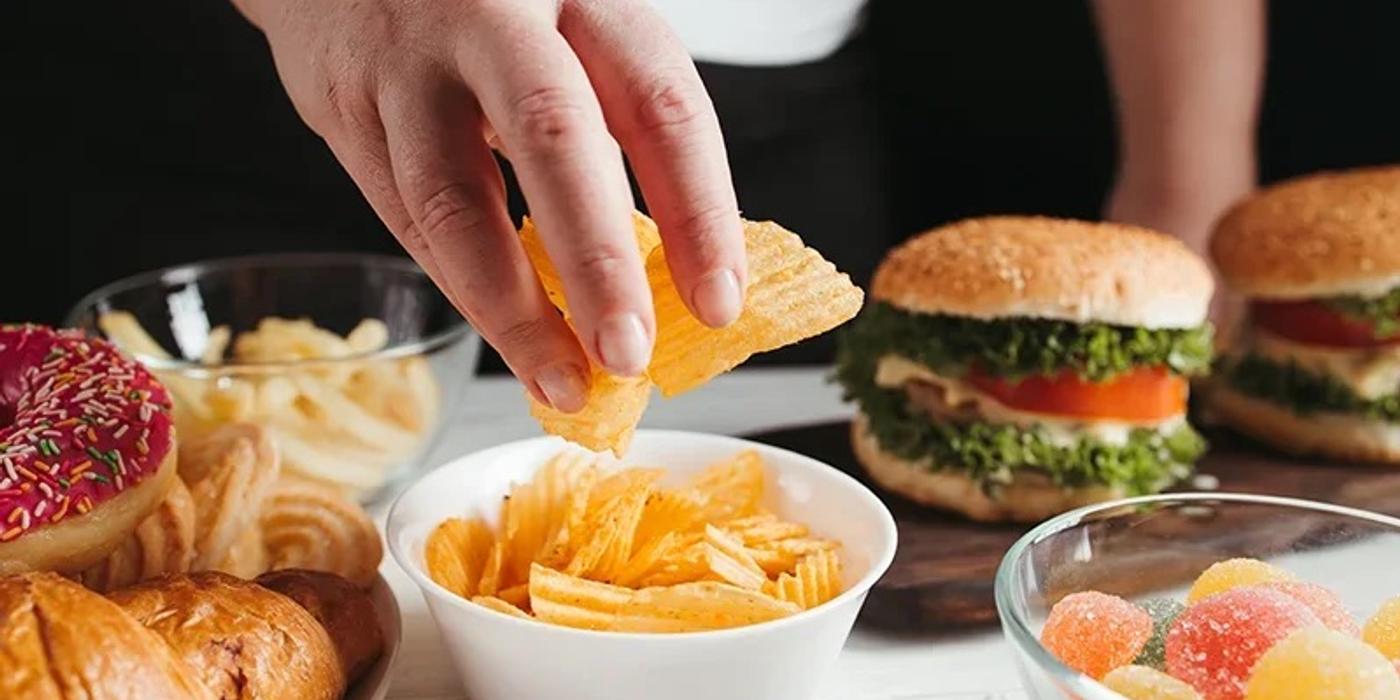 Îmi vine să mănânc tot timpul, indiferent că mi-e foame sau nu. Cum mă opresc?