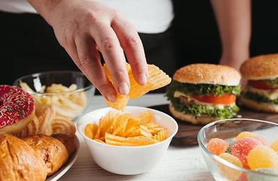 Îmi vine să mănânc tot timpul, indiferent că mi-e foame sau nu. Cum mă opresc?