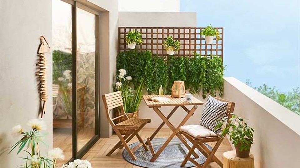Cum aranjezi balconul pentru vară: idei simple pentru un mic spațiu de relaxare