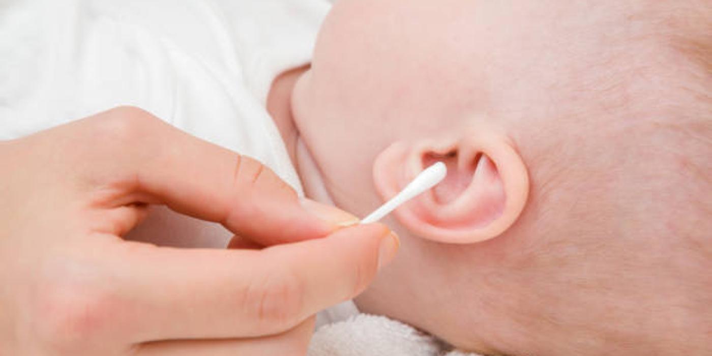 Cum să curățați urechile bebelușului în siguranță