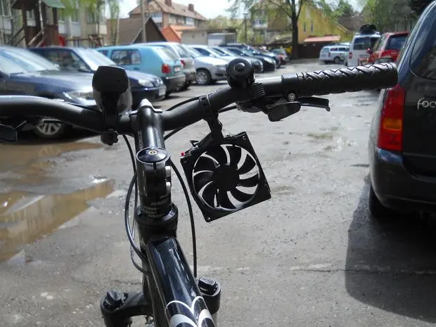 Incarcator pentru smartphone dintr-un ventilator montat pe bicicleta