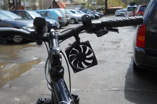 Incarcator pentru smartphone dintr-un ventilator montat pe bicicleta