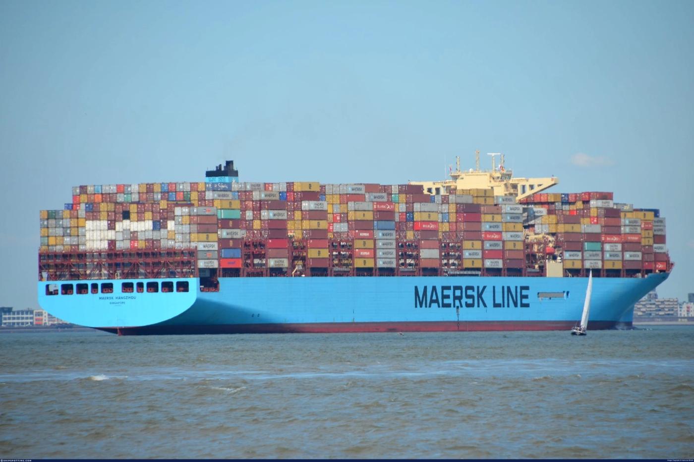 Armata americană a scufundat în Marea Roşie trei ambarcaţiuni ale rebelilor Houthi, făcând 10 morţi. Compania daneză Maersk suspendă pentru 48 de ore trecerea navelor sale