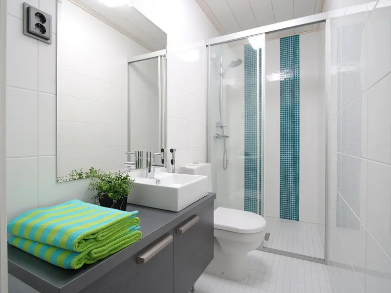 Despre design modern si functional intr-o baie mica