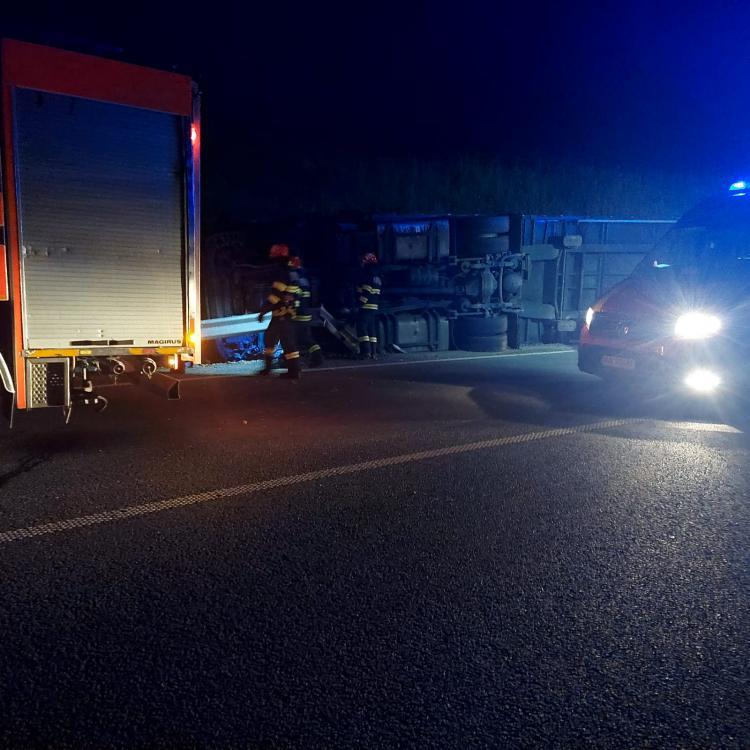 Un tir s-a răsturnat, într-o curbă de pe autostrada Transilvania