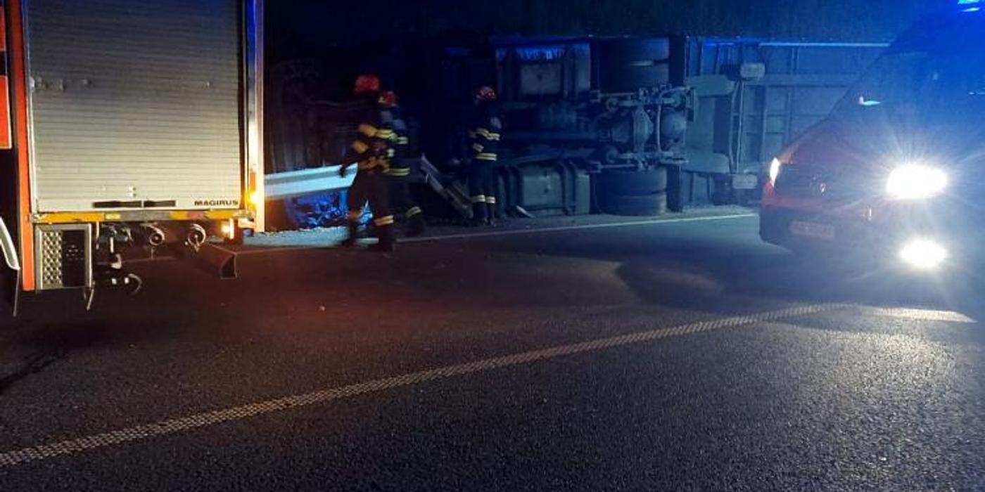 Un tir s-a răsturnat, într-o curbă de pe autostrada Transilvania