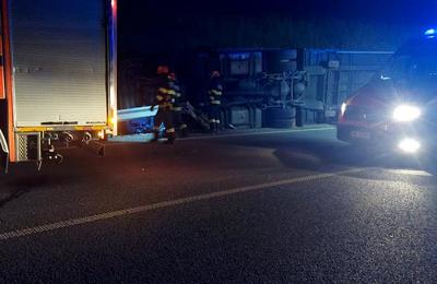 Un tir s-a răsturnat, într-o curbă de pe autostrada Transilvania