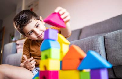 Jucării potrivite pentru copiii cu tulburări motorii