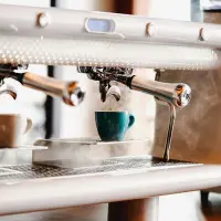 Cât de mult economisești dacă îți prepari cafeaua acasă: calcule reale și concluzii surprinzător de clare