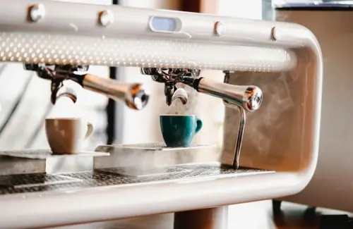 Cât de mult economisești dacă îți prepari cafeaua acasă: calcule reale și concluzii surprinzător de clare