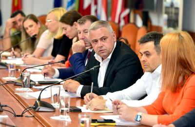 Ministrul Agriculturii: Scăderea preţurilor este o realitate în acest moment, într-un mare lanţ de magazine care a limitat adaosurile înainte de 1 august/ Trebuie să ne asigurăm că românii vor simţi cu adevărat efectele benefice