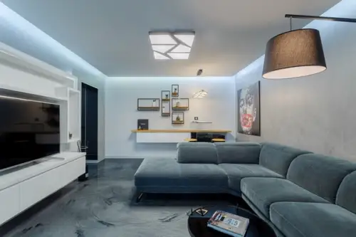 Transformare apartament vechi intr-o locuinta ultramoderna multe reflexii si benzi LED