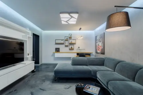 Transformare apartament vechi intr-o locuinta ultramoderna multe reflexii si benzi LED