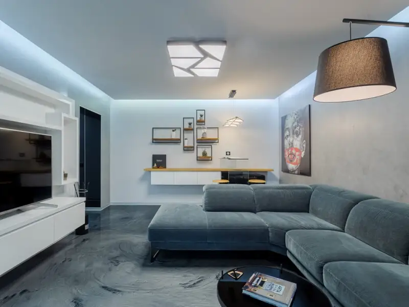 Transformare apartament vechi intr-o locuinta ultramoderna multe reflexii si benzi LED