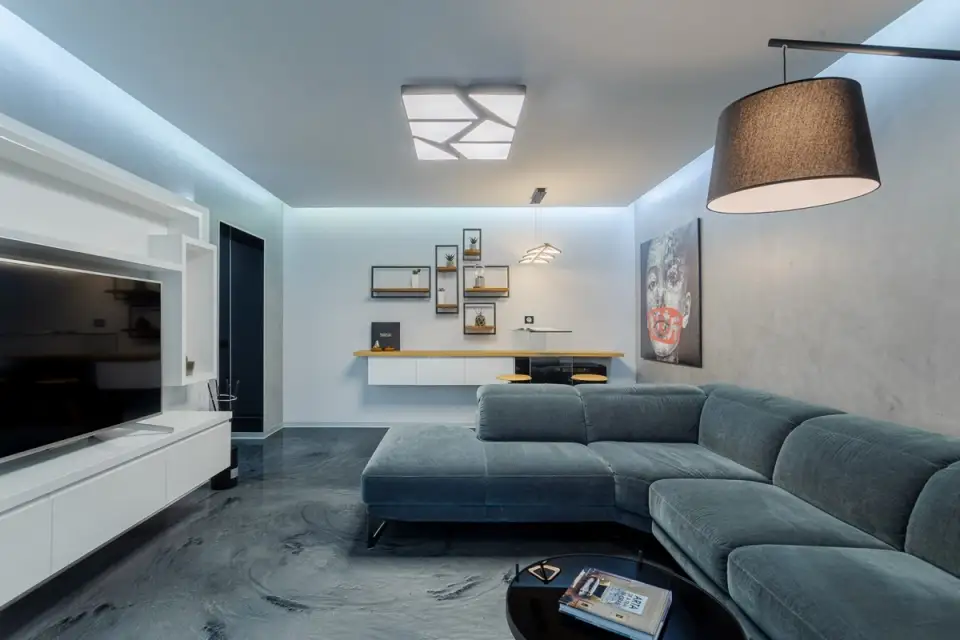 Transformare apartament vechi intr-o locuinta ultramoderna multe reflexii si benzi LED