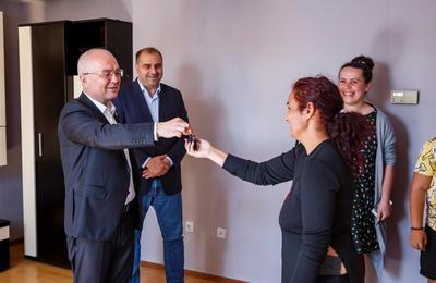 Peste 100 de persoane defavorizate din zona Pata Rât au primit o locuință nouă