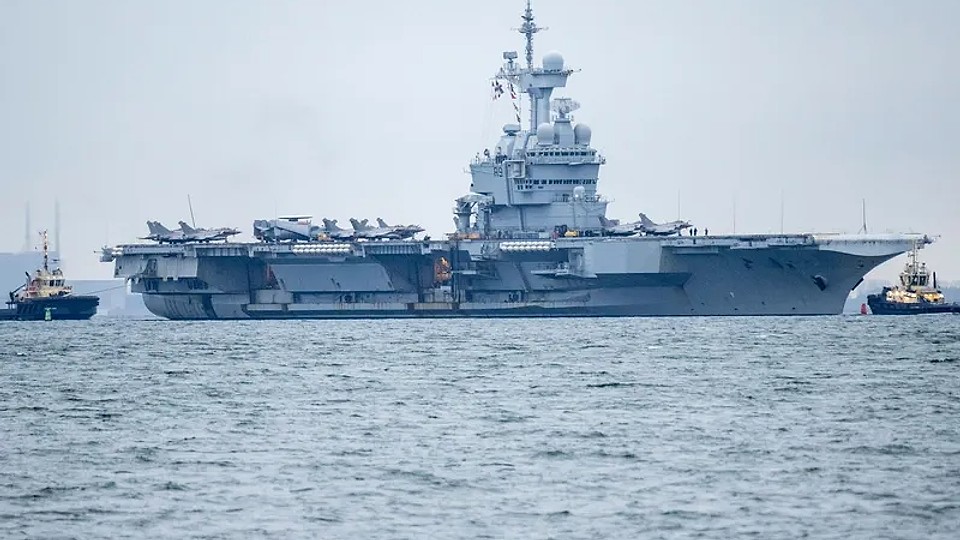 Rusia a trimis o dronă să spioneze portavionul nuclear al Franței, aflat într-un port suedez. A fost doborâtă
