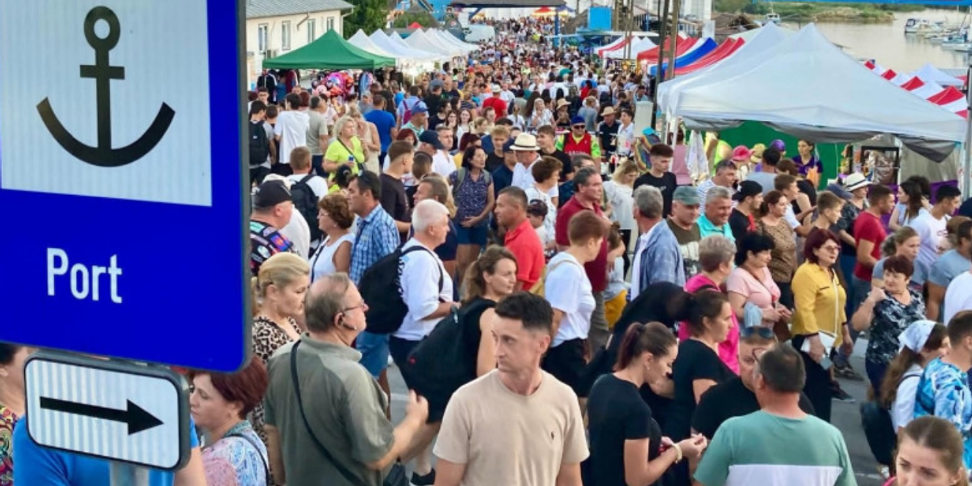 Mii de turiști au ajuns la Jurilovca pentru un festival neexistant: Cum au creat agențiile de turism și Inteligența Artificială o dezinformare de proporții