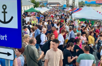 Mii de turiști au ajuns la Jurilovca pentru un festival neexistant: Cum au creat agențiile de turism și Inteligența Artificială o dezinformare de proporții