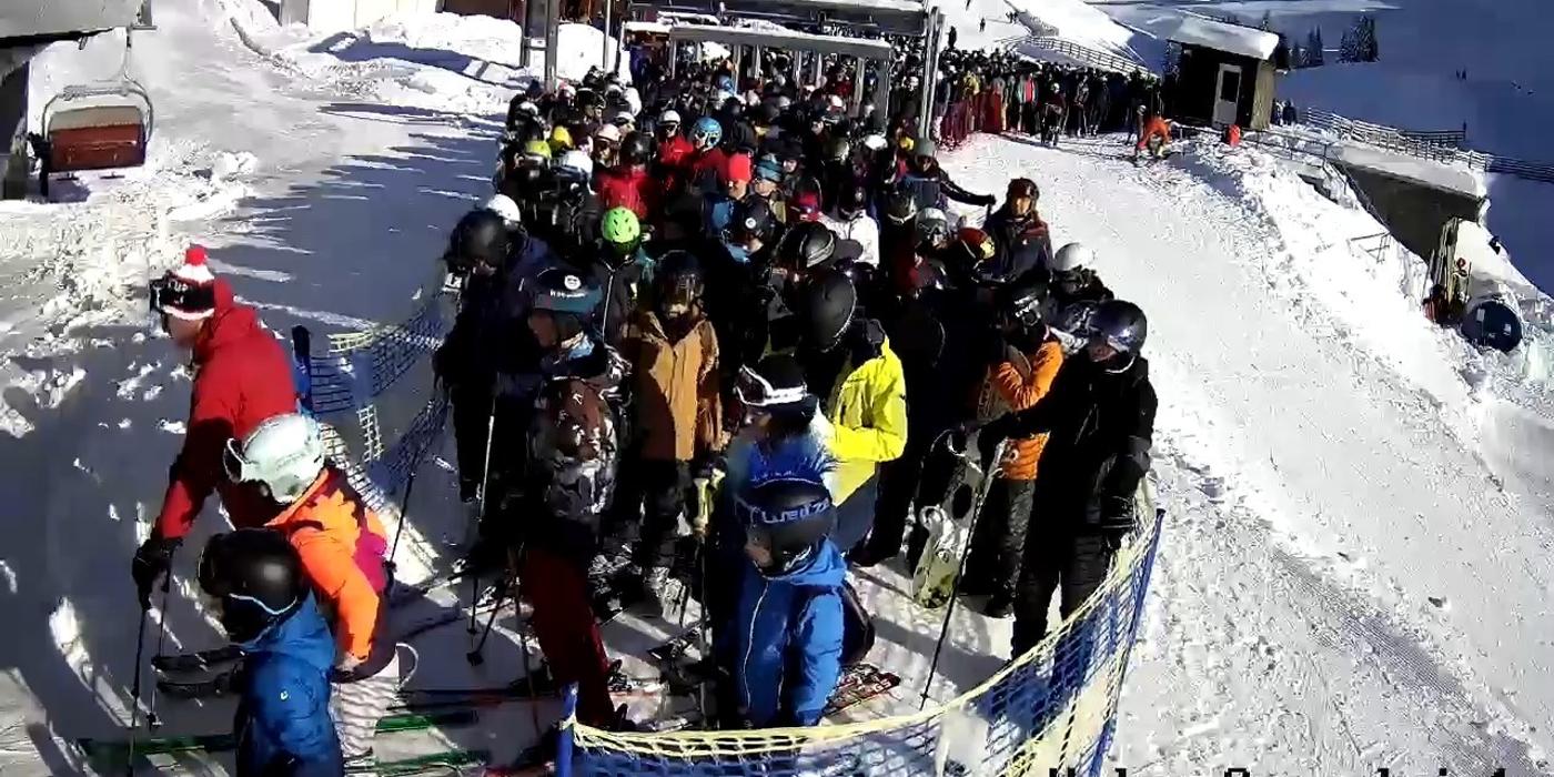 Amendă pentru administratorul instalaţiilor de transport din Sinaia, în urma aglomeraţiei create la telecabină şi telegondolă / Firma, obligată să dea înapoi banii celor care au plătit şi nu au putut beneficia de servicii