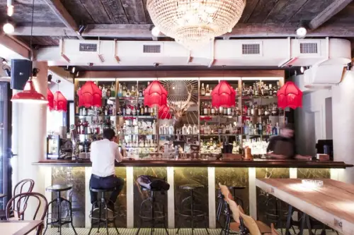 Salon Golescu Decor eclectic cu jazz pe fundal pentru un gastro-cocktail-bar din centrul Capitalei