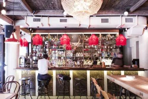 Salon Golescu Decor eclectic cu jazz pe fundal pentru un gastro-cocktail-bar din centrul Capitalei