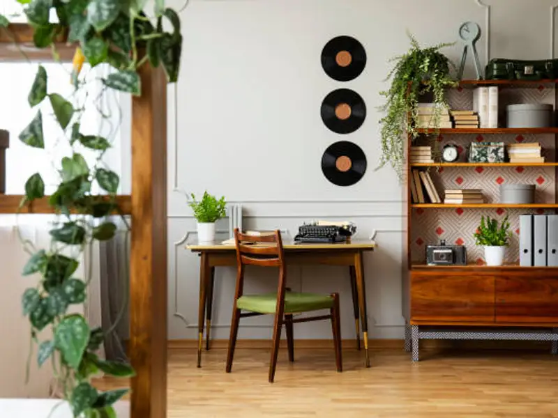 Cum să găsești și să folosești obiecte vechi pentru a-ți personaliza biroul