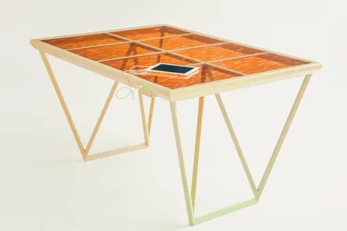Masa Solar Powered Current, o piesa de mobilier care e in acelasi timp si o sursa de energie