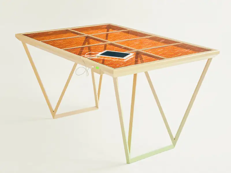 Masa Solar Powered Current, o piesa de mobilier care e in acelasi timp si o sursa de energie