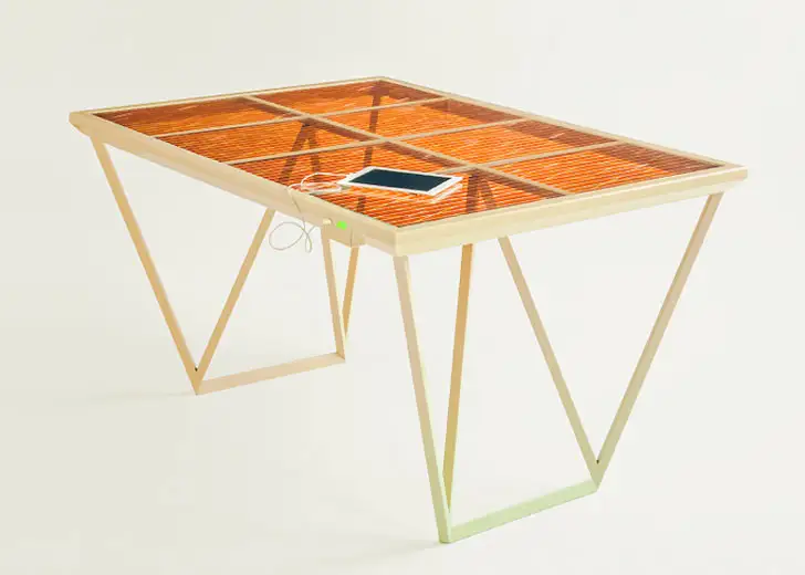 Masa Solar Powered Current, o piesa de mobilier care e in acelasi timp si o sursa de energie