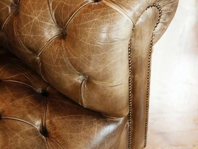 Cum se scot petele de pe canapelele din piele