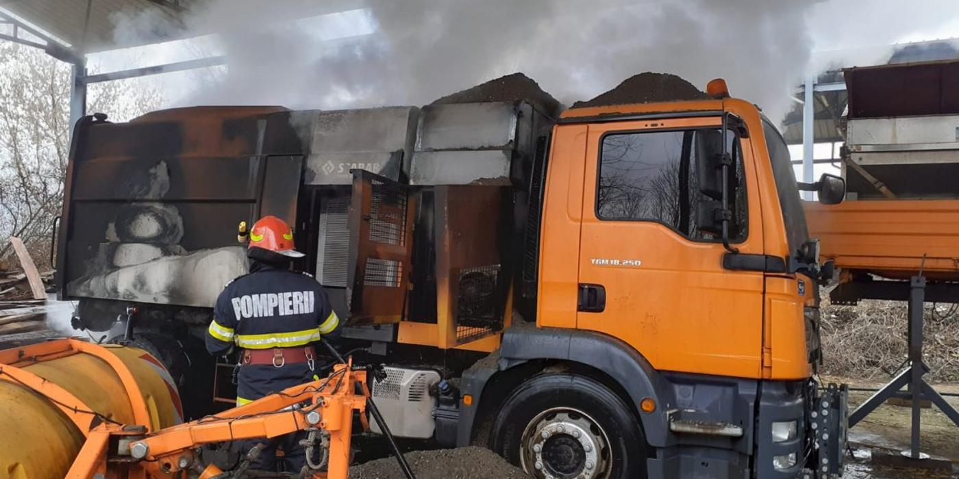 Miercuri dimineață, în Dej, o autoutilitară a luat foc și s-a făcut scrum