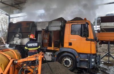 Miercuri dimineață, în Dej, o autoutilitară a luat foc și s-a făcut scrum