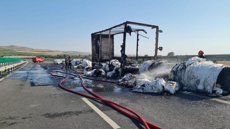 Un autocamion a luat foc joi, 5 septembrie pe autostrada A10, sensul Turda-Sebeș