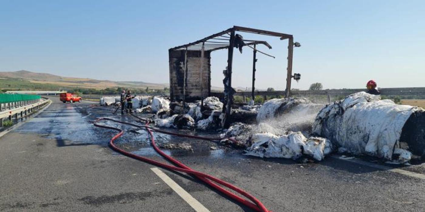 Un autocamion a luat foc joi, 5 septembrie pe autostrada A10, sensul Turda-Sebeș