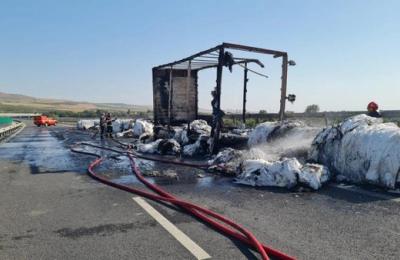 Un autocamion a luat foc joi, 5 septembrie pe autostrada A10, sensul Turda-Sebeș
