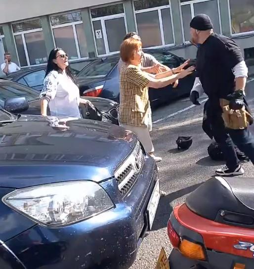 Bătaie cu pumni și picioare, marți după-amiaza pe strada Ion Creangă din Cluj-Napoca, în apropierea Institutului Oncologic