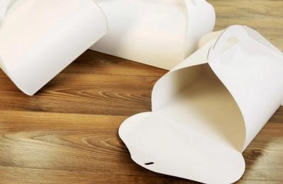 Cum poate un ambalaj smart - cutia pentru felii de tort - să-ți evidențieze brandul de deserturi