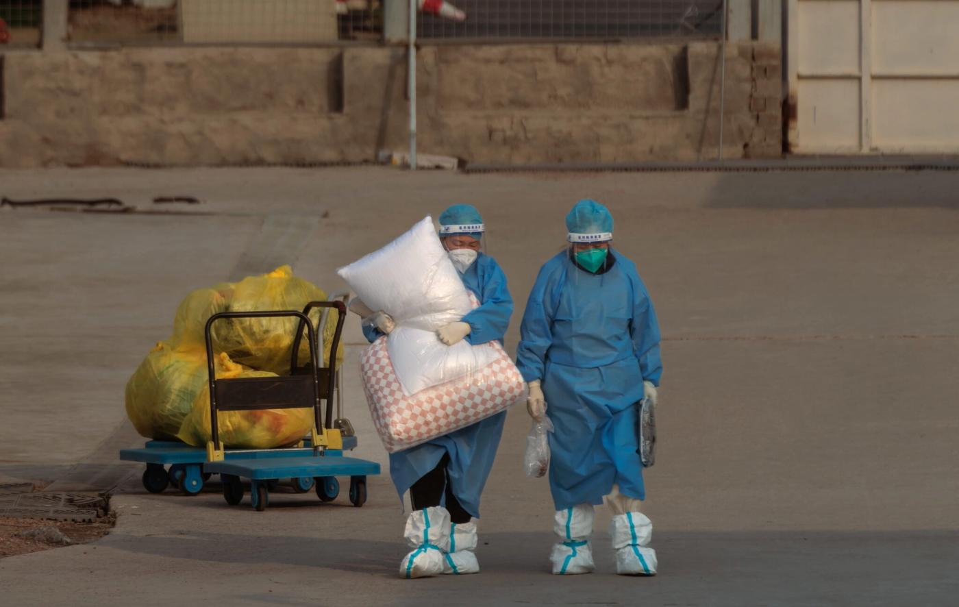 China se confruntă cu „mega-tsunami” de COVID-19. Morții sunt transportați în sicrie și saci către crematorii