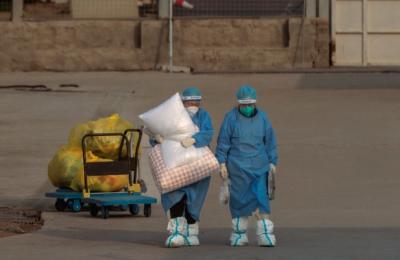 China se confruntă cu „mega-tsunami” de COVID-19. Morții sunt transportați în sicrie și saci către crematorii