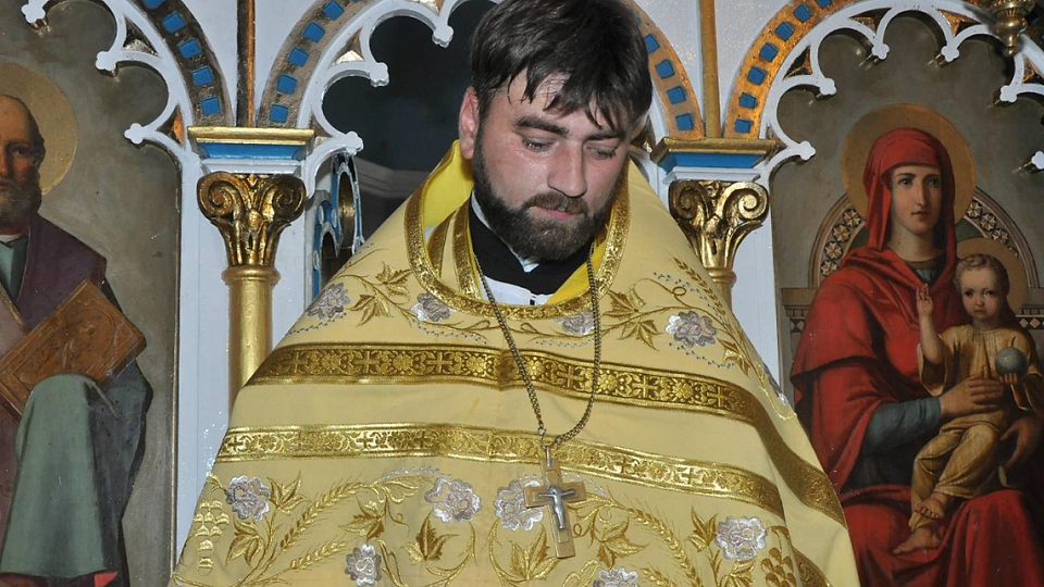 Ucraina | Preotul român Oleg Ostafiuc din regiunea Cernăuți a fost ridicat la un punct de control, mobilizat forțat și trimis la un centru de instrucție militară